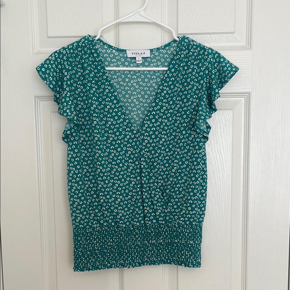 NWOT Gilli Green Flutter Sleeve Ruffled Blouse